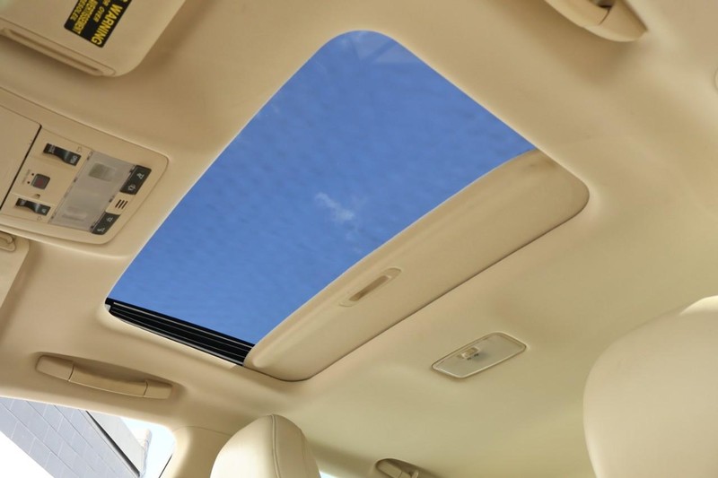 Lexus HS 250h Vehicle Full-screen Gallery Image 20