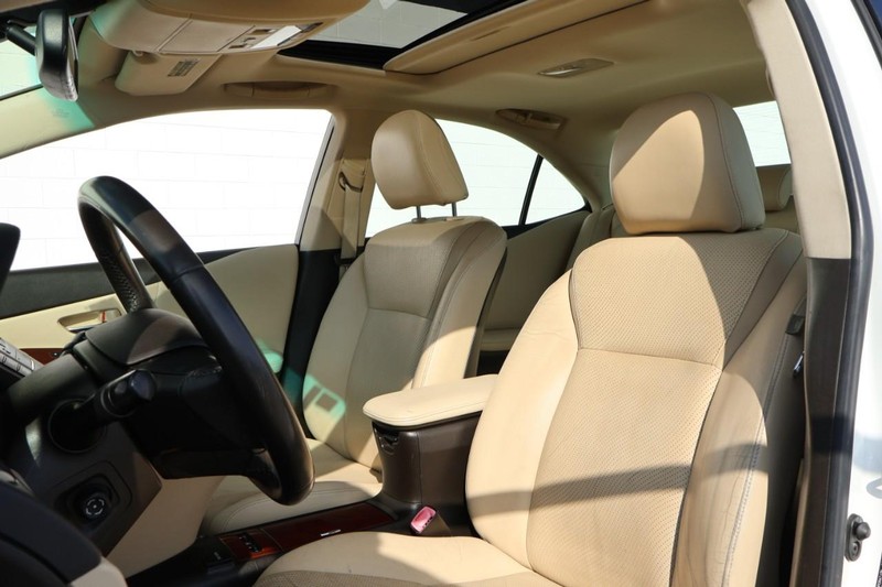 Lexus HS 250h Vehicle Full-screen Gallery Image 21