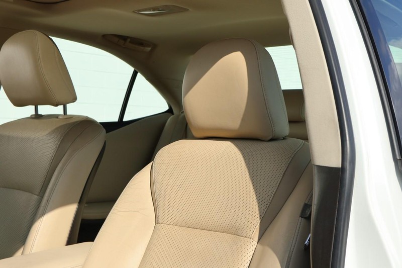 Lexus HS 250h Vehicle Full-screen Gallery Image 22