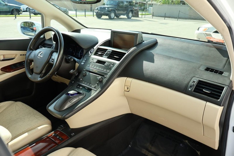 Lexus HS 250h Vehicle Full-screen Gallery Image 23