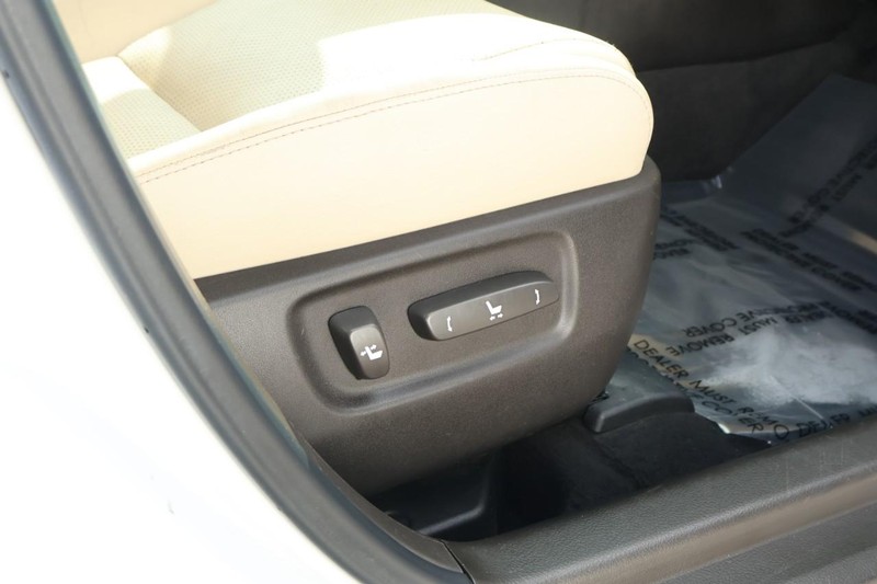 Lexus HS 250h Vehicle Full-screen Gallery Image 24