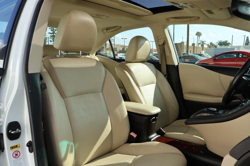 Lexus HS 250h Vehicle Full-screen Gallery Image 25