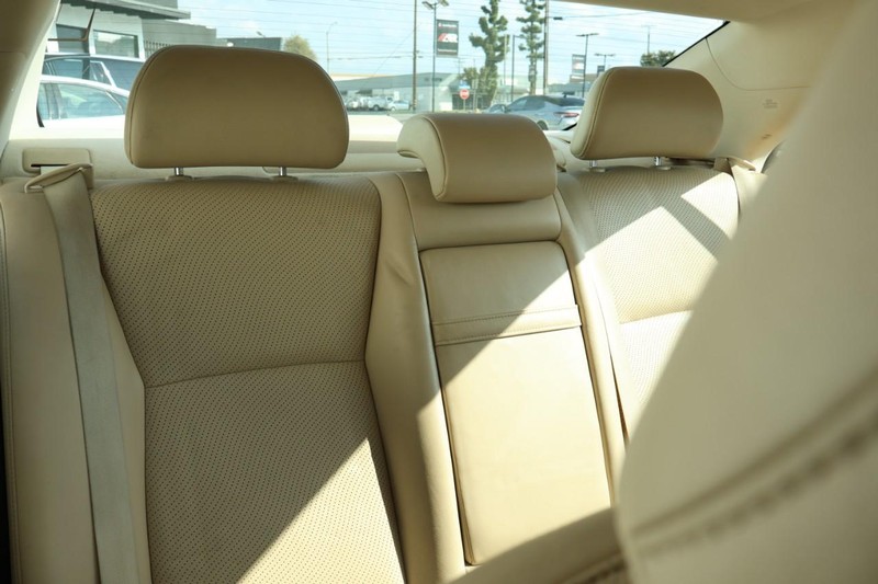 Lexus HS 250h Vehicle Full-screen Gallery Image 26