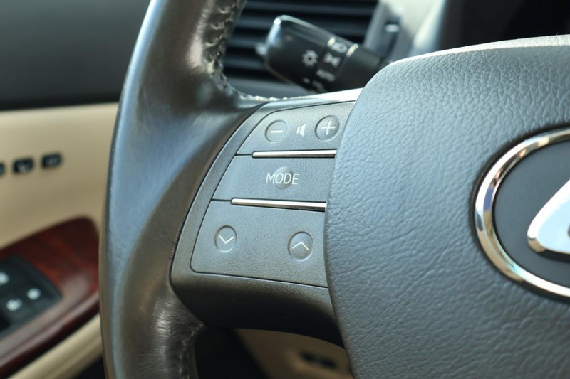 Lexus HS 250h Vehicle Full-screen Gallery Image 30