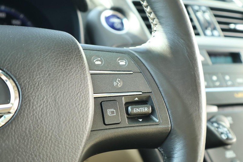 Lexus HS 250h Vehicle Full-screen Gallery Image 31