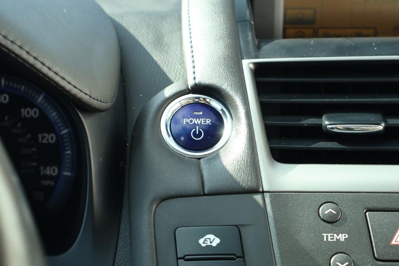 Lexus HS 250h Vehicle Full-screen Gallery Image 35