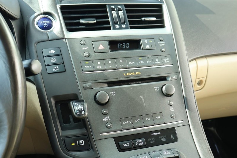 Lexus HS 250h Vehicle Full-screen Gallery Image 36