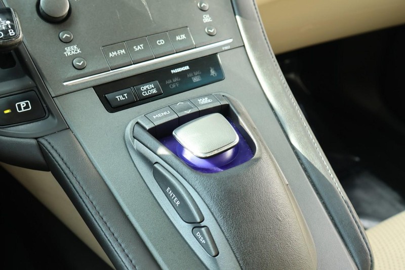 Lexus HS 250h Vehicle Full-screen Gallery Image 37