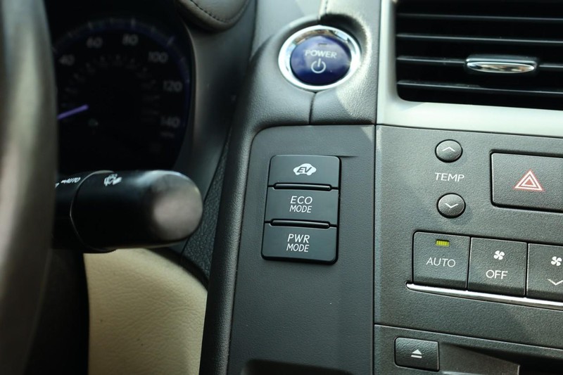 Lexus HS 250h Vehicle Full-screen Gallery Image 40