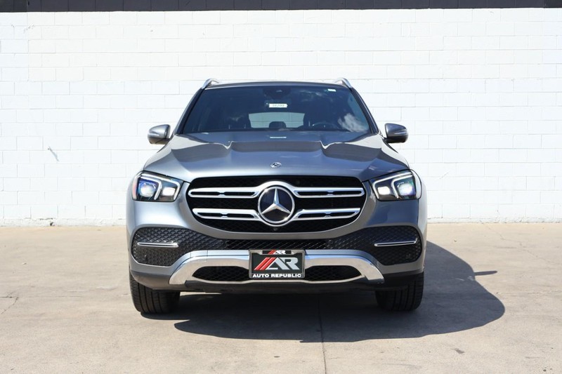 Mercedes-Benz GLE Vehicle Full-screen Gallery Image 02