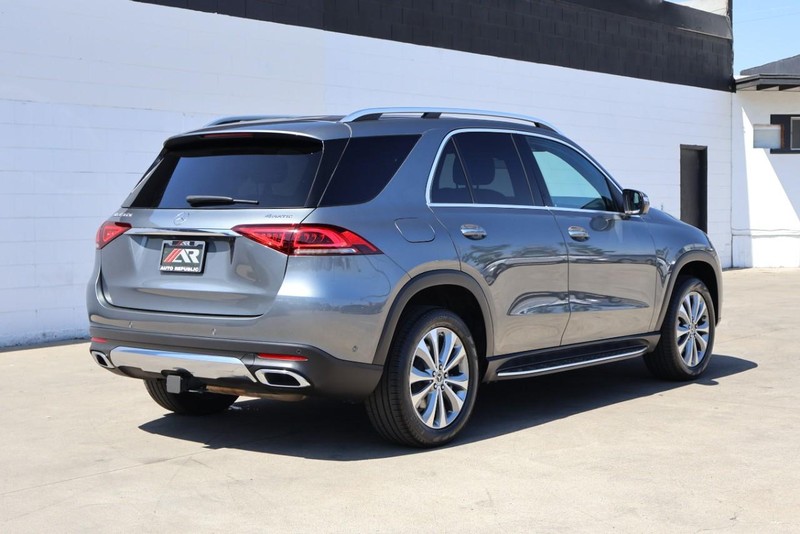 Mercedes-Benz GLE Vehicle Full-screen Gallery Image 05