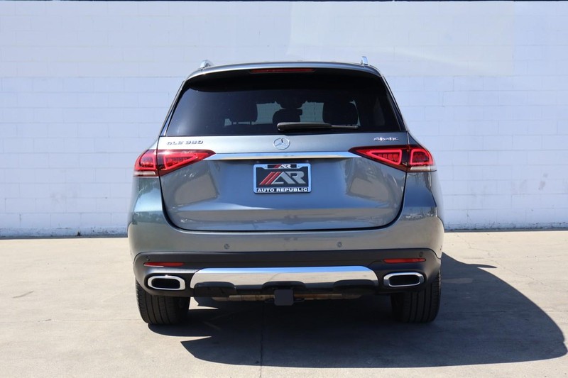 Mercedes-Benz GLE Vehicle Full-screen Gallery Image 06