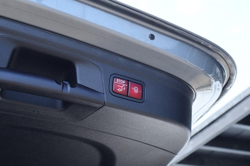 Mercedes-Benz GLE Vehicle Full-screen Gallery Image 09