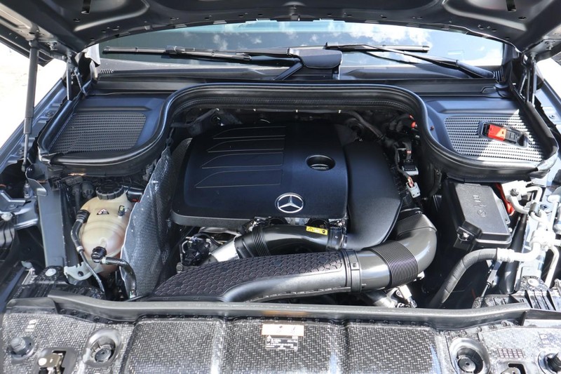 Mercedes-Benz GLE Vehicle Full-screen Gallery Image 14