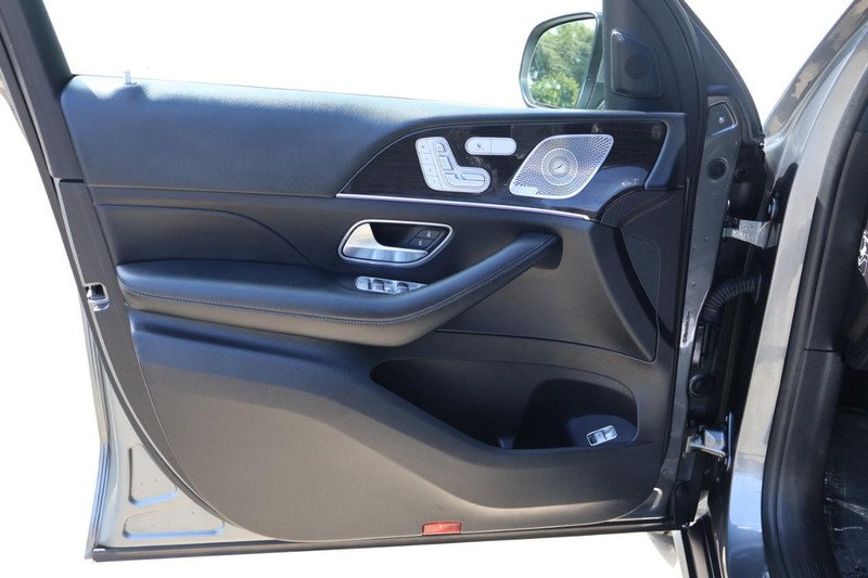 Mercedes-Benz GLE Vehicle Full-screen Gallery Image 16