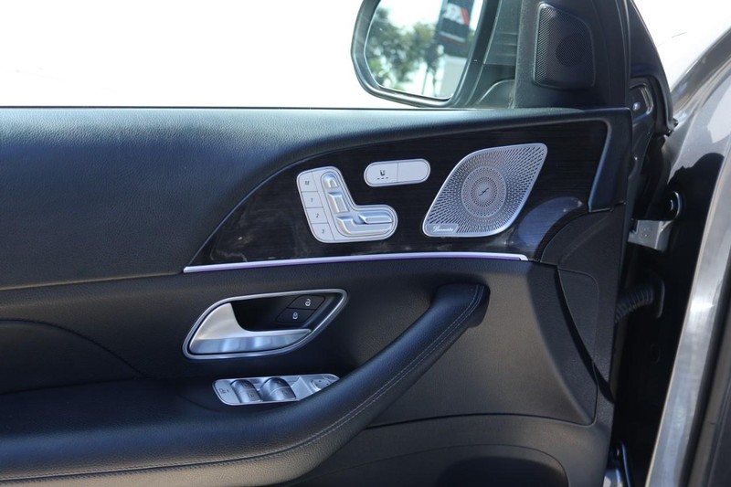 Mercedes-Benz GLE Vehicle Full-screen Gallery Image 17