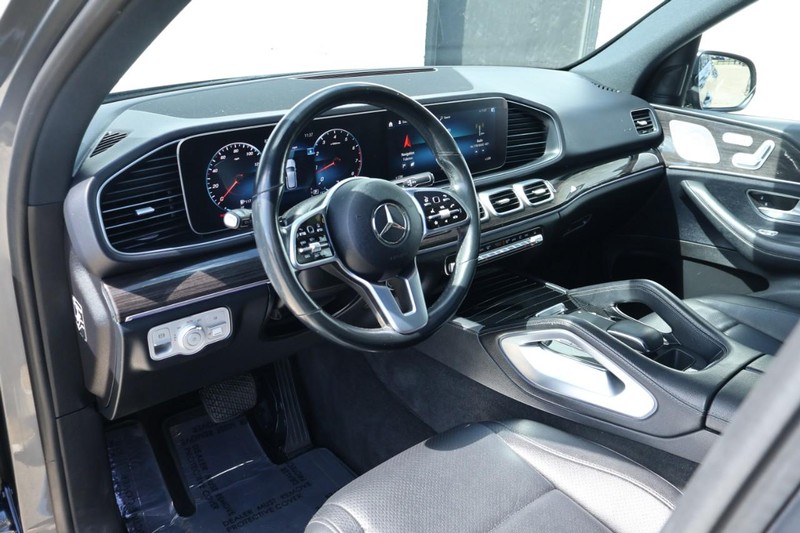 Mercedes-Benz GLE Vehicle Full-screen Gallery Image 18
