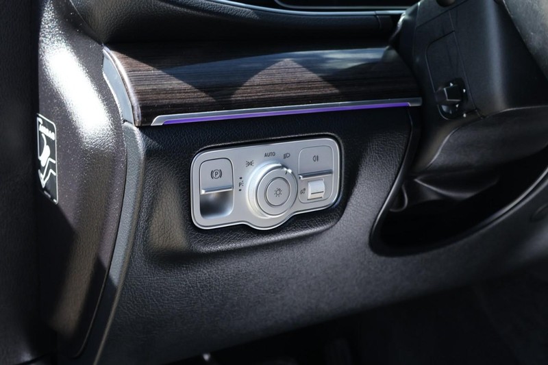 Mercedes-Benz GLE Vehicle Full-screen Gallery Image 19