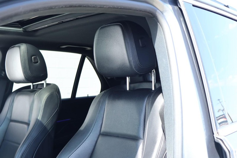 Mercedes-Benz GLE Vehicle Full-screen Gallery Image 21