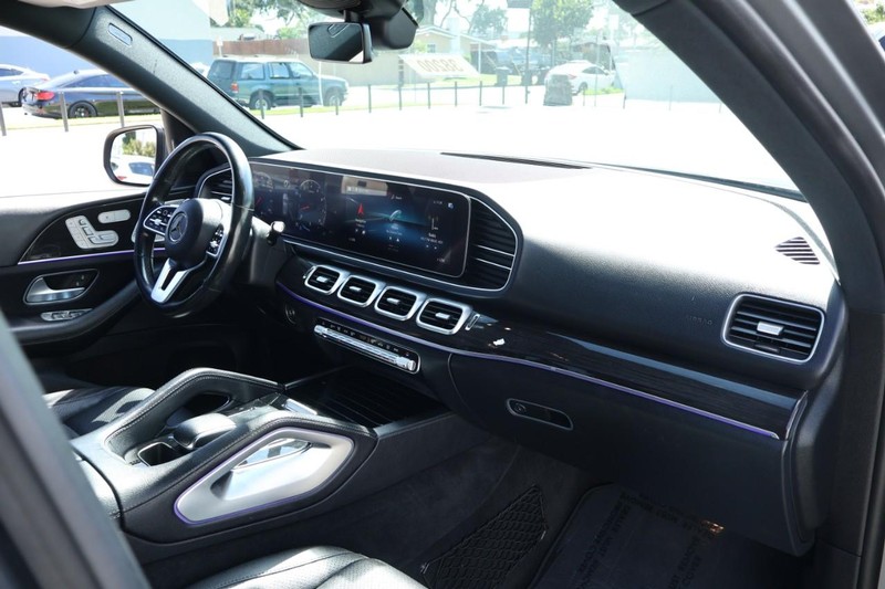 Mercedes-Benz GLE Vehicle Full-screen Gallery Image 22