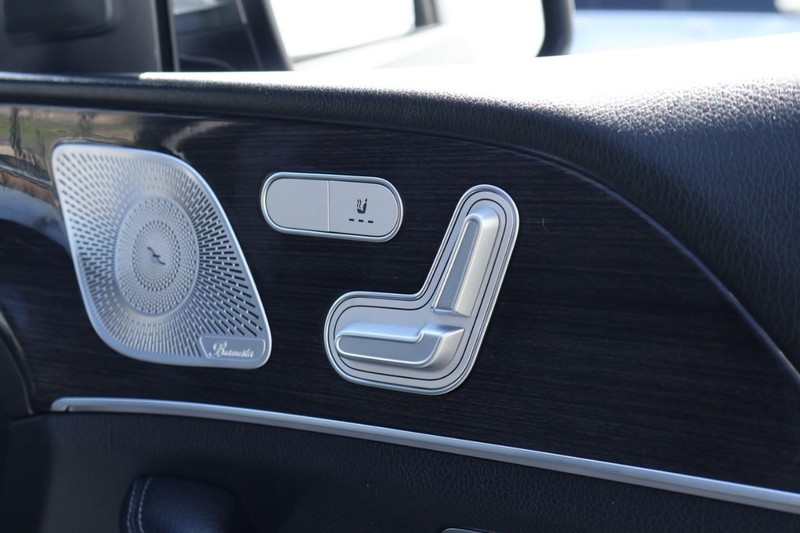 Mercedes-Benz GLE Vehicle Full-screen Gallery Image 23