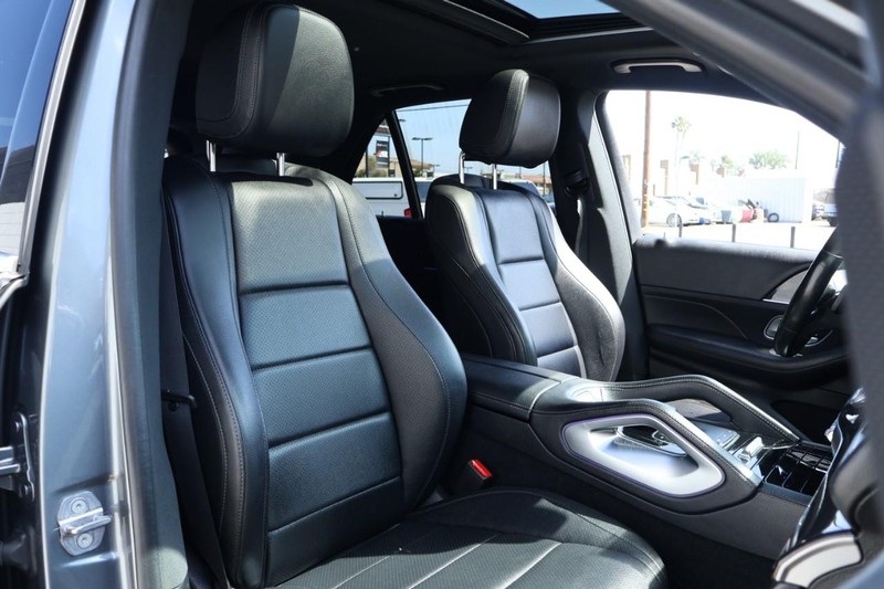 Mercedes-Benz GLE Vehicle Full-screen Gallery Image 24