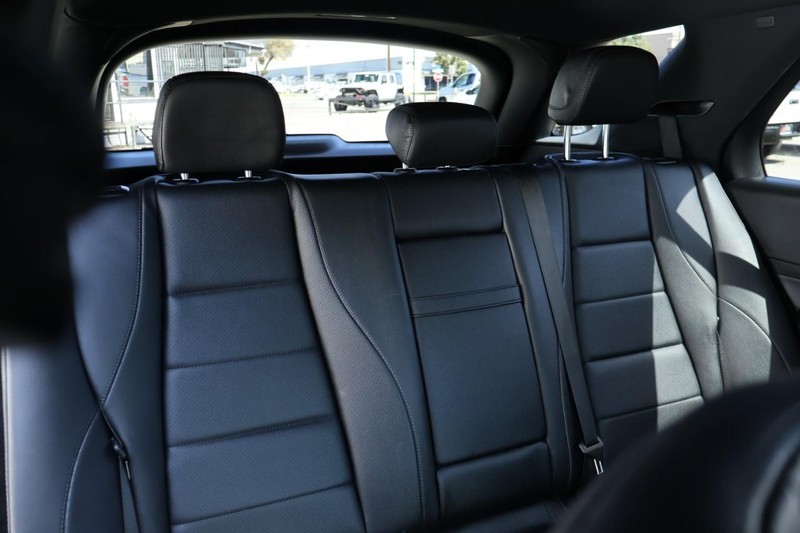 Mercedes-Benz GLE Vehicle Full-screen Gallery Image 25