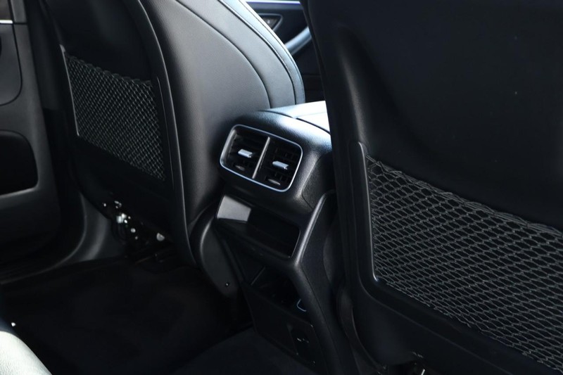 Mercedes-Benz GLE Vehicle Full-screen Gallery Image 26