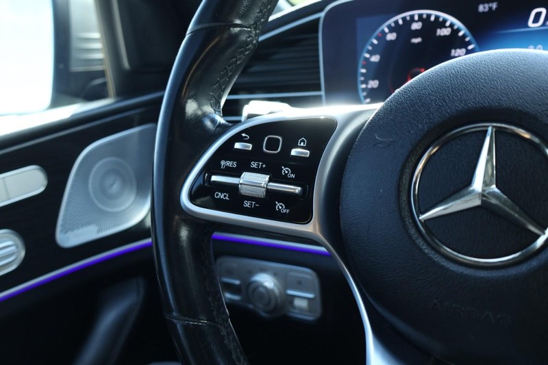 Mercedes-Benz GLE Vehicle Full-screen Gallery Image 30