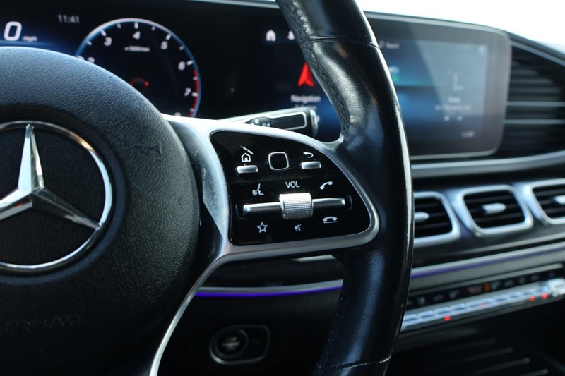 Mercedes-Benz GLE Vehicle Full-screen Gallery Image 31