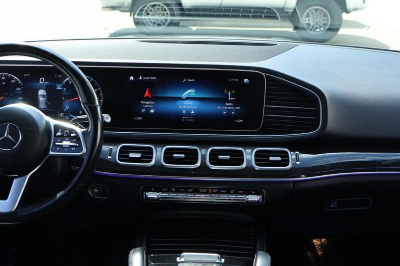 Mercedes-Benz GLE Vehicle Full-screen Gallery Image 32