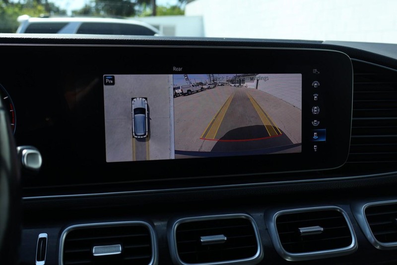 Mercedes-Benz GLE Vehicle Full-screen Gallery Image 34