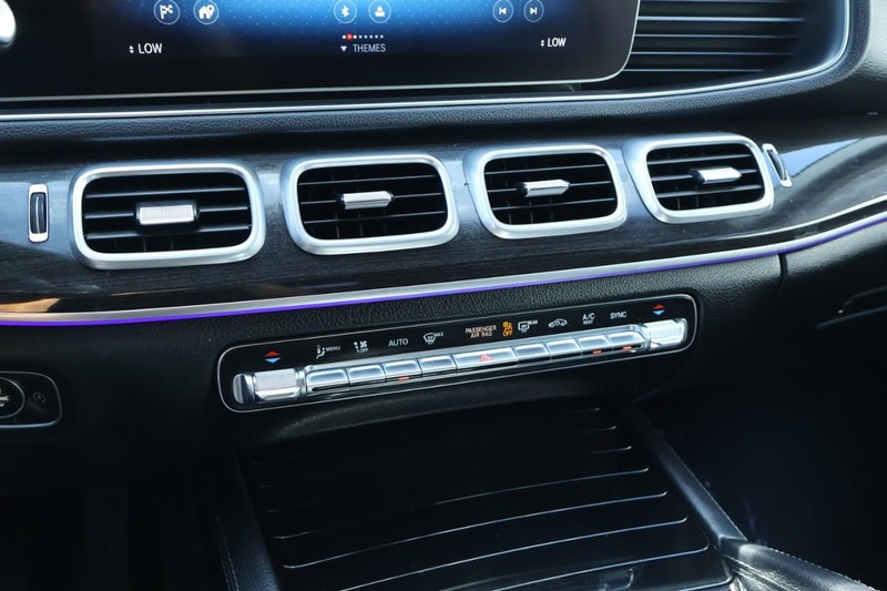 Mercedes-Benz GLE Vehicle Full-screen Gallery Image 35