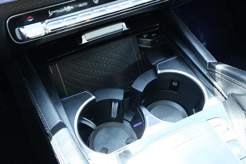 Mercedes-Benz GLE Vehicle Full-screen Gallery Image 36