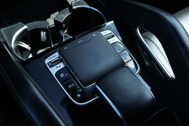 Mercedes-Benz GLE Vehicle Full-screen Gallery Image 37