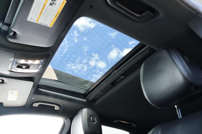 Mercedes-Benz GLE Vehicle Full-screen Gallery Image 39