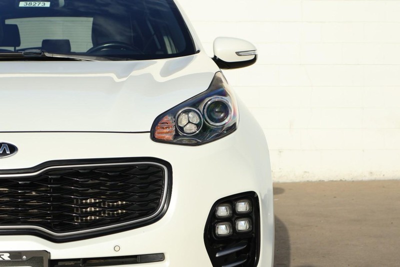 Kia Sportage Vehicle Full-screen Gallery Image 03