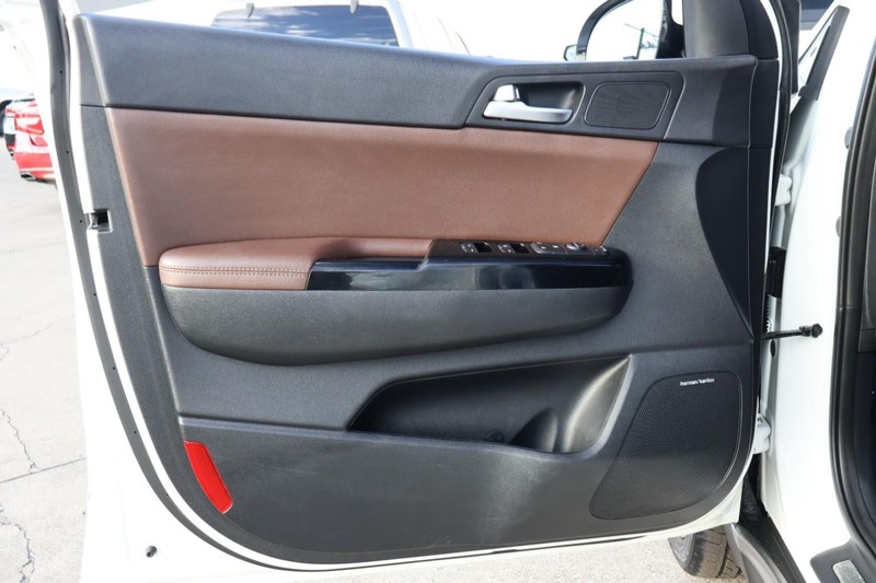 Kia Sportage Vehicle Full-screen Gallery Image 16