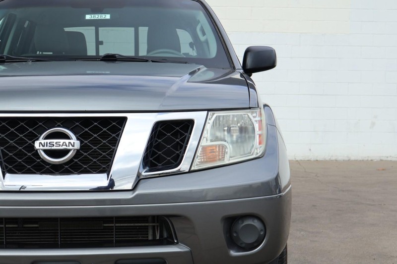 Nissan Frontier Vehicle Full-screen Gallery Image 03