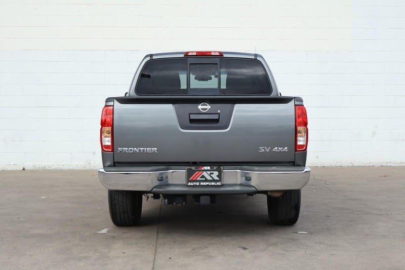 Nissan Frontier Vehicle Full-screen Gallery Image 06