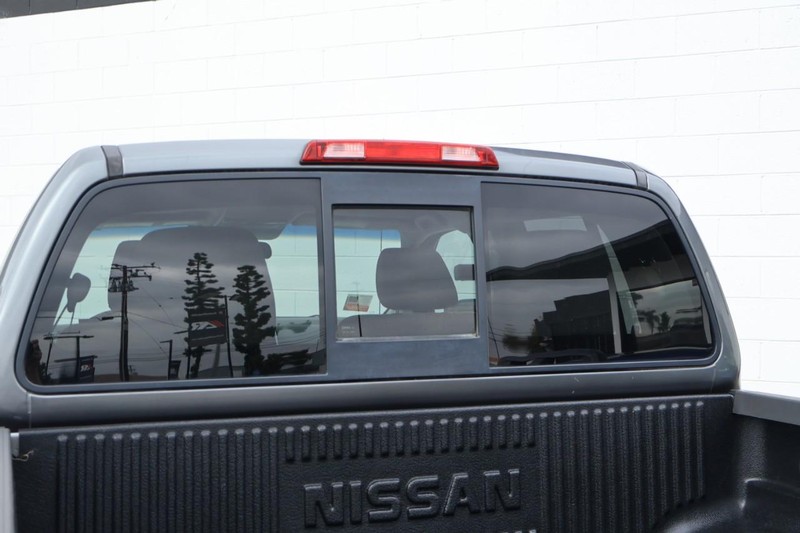 Nissan Frontier Vehicle Full-screen Gallery Image 09