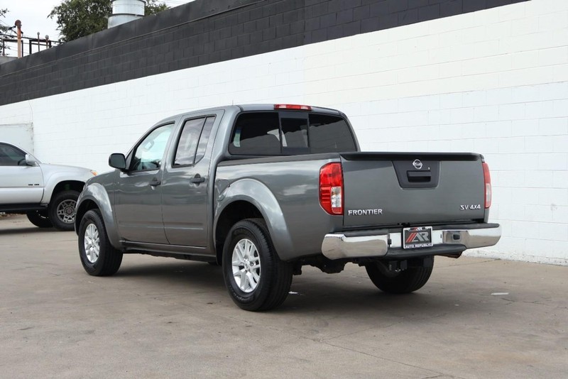 Nissan Frontier Vehicle Full-screen Gallery Image 10