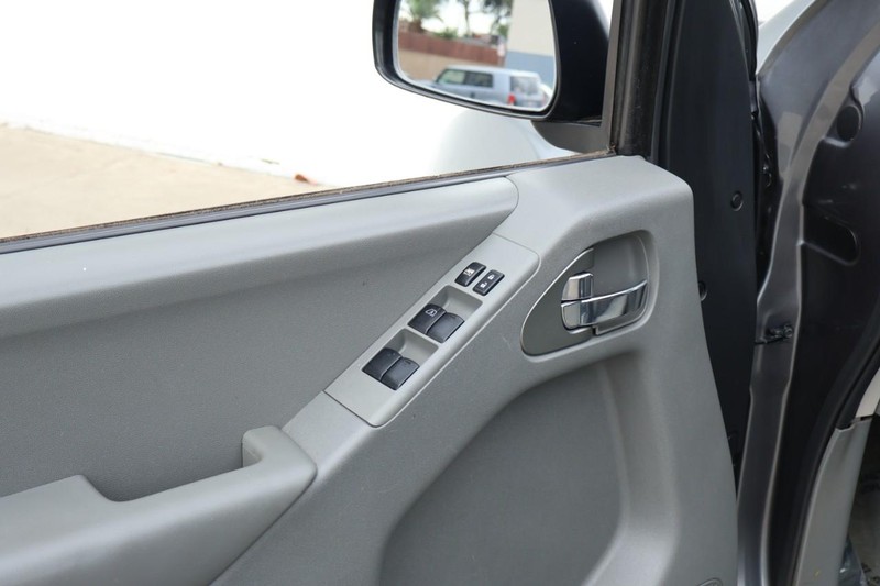 Nissan Frontier Vehicle Full-screen Gallery Image 16