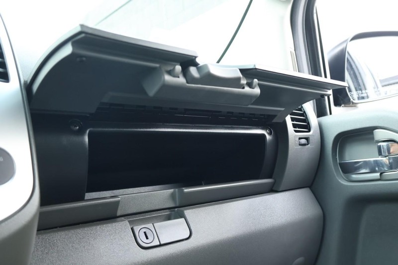 Nissan Frontier Vehicle Full-screen Gallery Image 21