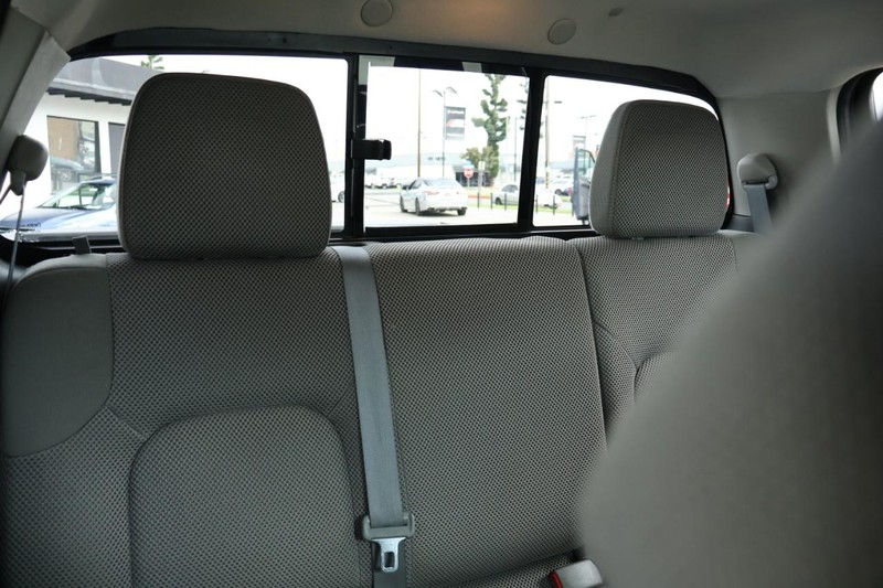 Nissan Frontier Vehicle Full-screen Gallery Image 23