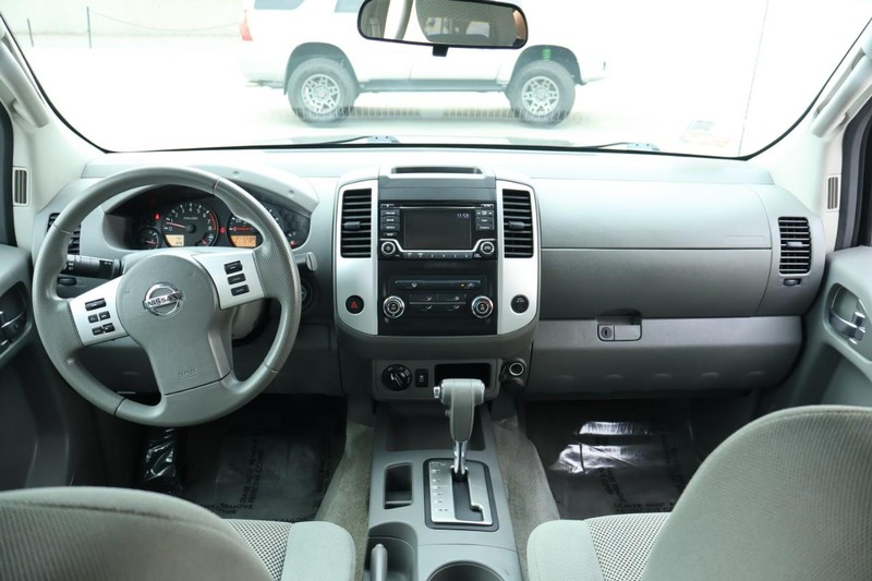 Nissan Frontier Vehicle Full-screen Gallery Image 24
