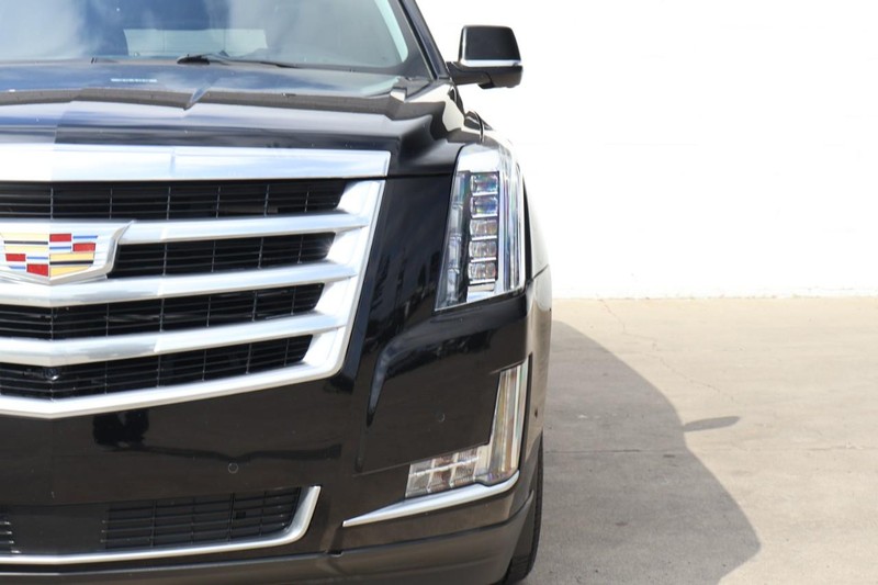 Cadillac Escalade Vehicle Full-screen Gallery Image 03