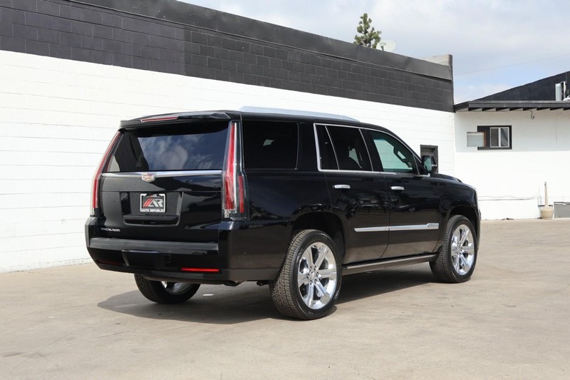 Cadillac Escalade Vehicle Full-screen Gallery Image 05