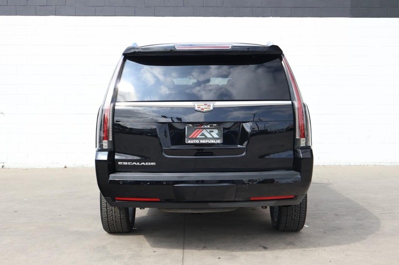 Cadillac Escalade Vehicle Full-screen Gallery Image 06