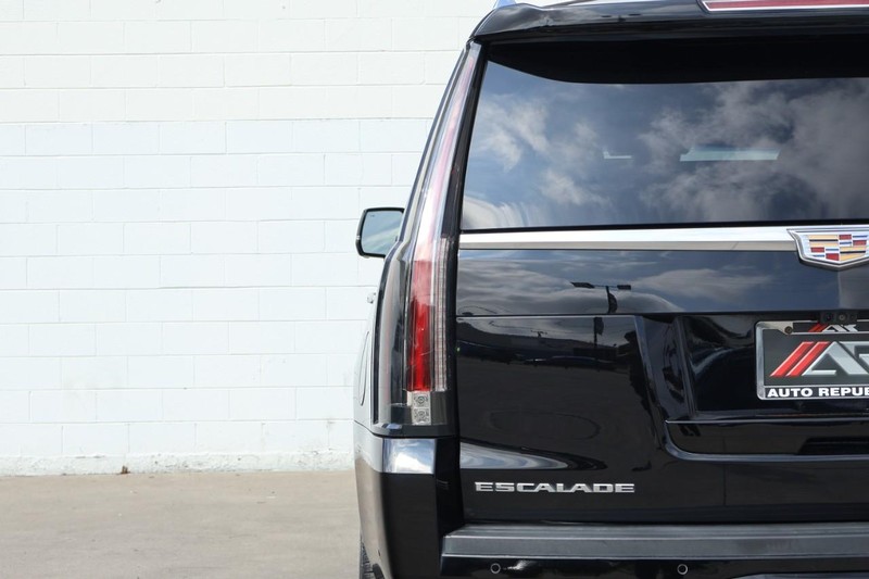 Cadillac Escalade Vehicle Full-screen Gallery Image 07